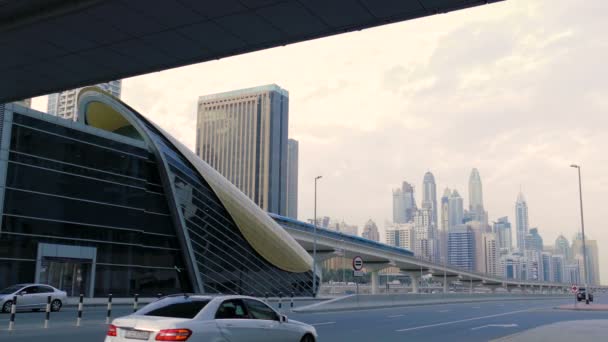Framtidsstaden landskap med vägar, bilar, tåg, skyskrapor i Dubai, Förenade Arabemiraten — Stockvideo