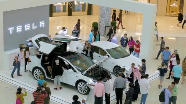 迪拜，阿拉伯联合酋长国-2 月，2017年: 2 型号的汽车特斯拉呈现给公众在迪拜购物中心 — 图库视频影像