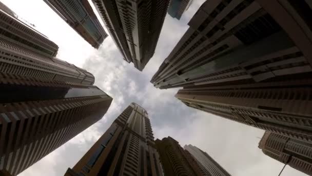 Облака плавают между высотными зданиями в Дубае, ОАЭ — стоковое видео