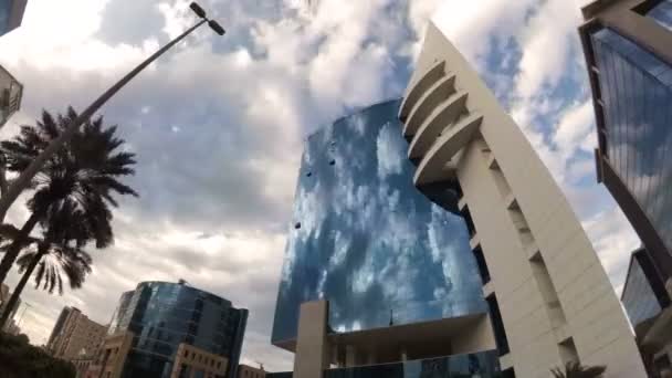 Timelapse del edificio de oficinas del Banco en el fondo flotando en las nubes del cielo — Vídeos de Stock