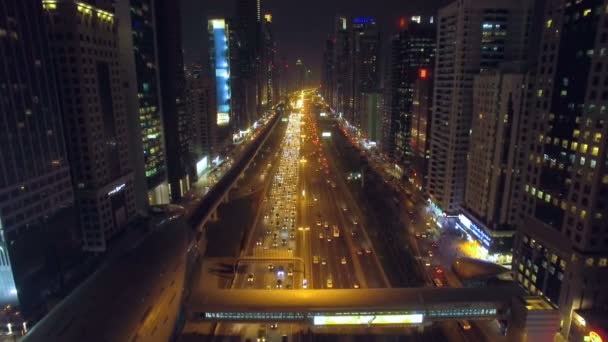 Uçuş gece şehirde. Dubai, Birleşik Arap Emirlikleri — Stok video