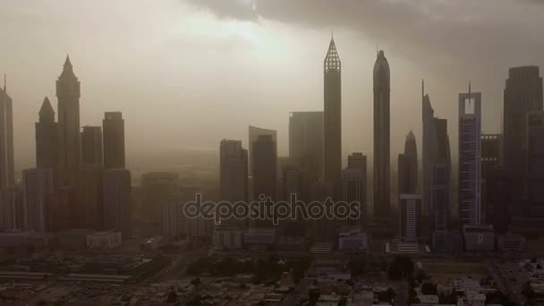 Epische luchtfoto van grote stad met de silhouetten van wolkenkrabbers en straten bij zonsondergang. Dubai, Verenigde Arabische Emiraten — Stockvideo