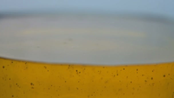 Honing giet in de pot. Close-up — Stockvideo