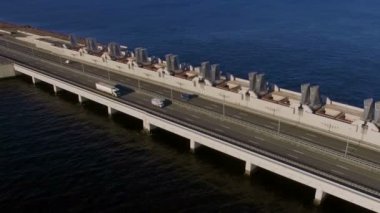 Havadan görünümü Barajı su çevresinde üzerinde sürmek kamyon. Bu rota Kronstadt Barajı üzerinden yatırılır