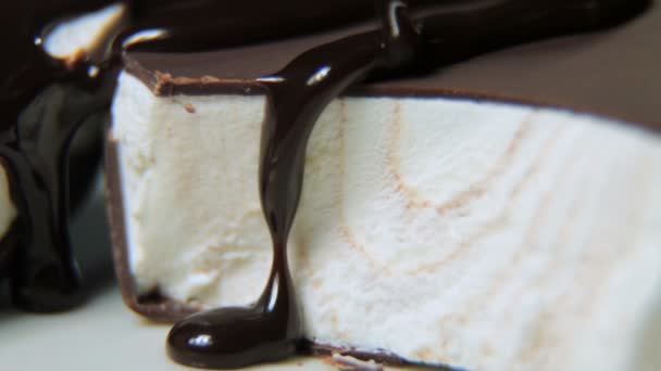 Helado con glaseado de chocolate vierta el chocolate. Primer plano — Vídeos de Stock