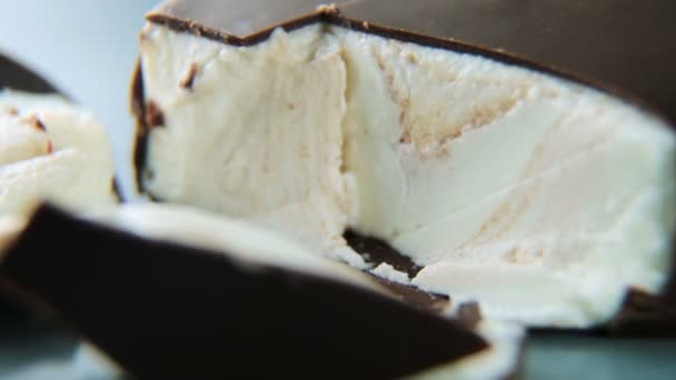 Ice cream in chocolade glazuur draait rond de as. Closeup — Stockvideo