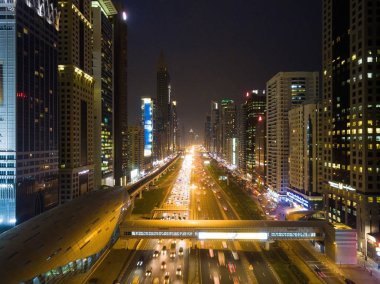 Yollar, gökdelenler ve parlak ışıklar ile Dubai şehrinin gece görünümü
