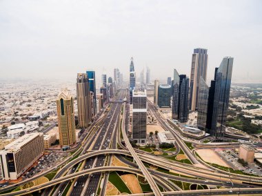 fütüristik şehir yatay, yollar, arabalar ve gökdelenler güzel hava görünümünü. Dubai, Birleşik Arap Emirlikleri