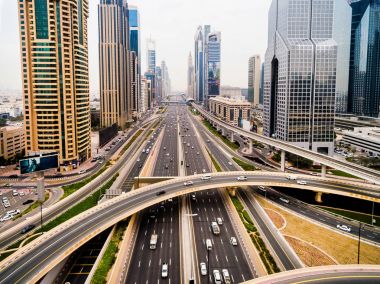 fütüristik şehir yatay, yollar, arabalar ve gökdelenler güzel hava görünümünü. Dubai, Birleşik Arap Emirlikleri