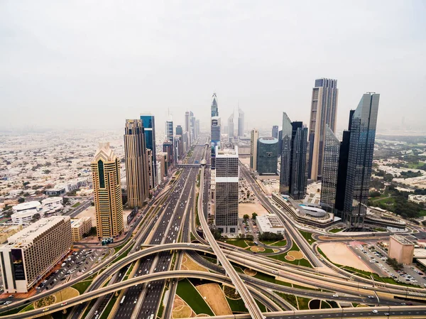 Vackra Flygfoto över futuristiska staden landskap med vägar, bilar och skyskrapor. Dubai, Förenade Arabemiraten — Stockfoto