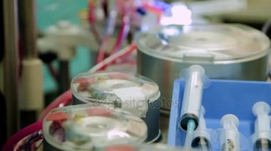 Kalp - akciğer kan çalışan makinesine tüpler ve kapaklar ile çalışan yakın çekim