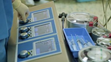 Perfusionist denetim kalp akciğer makinesine ameliyathane. Yakın çekim