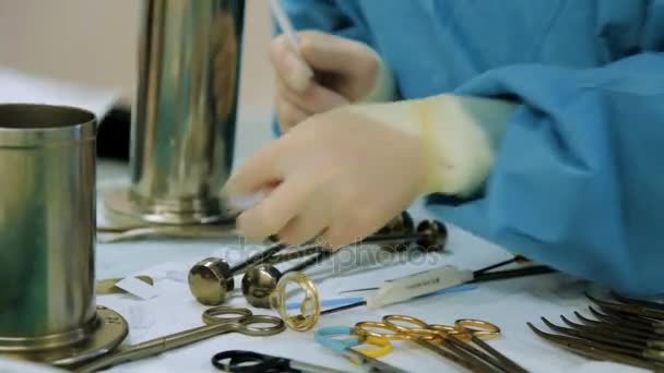Doktor asistanı cerrah araçları ameliyat için hazırlar. — Stok video