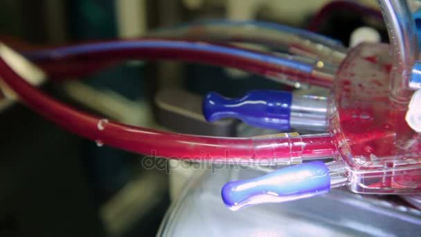Primo piano azionamento della macchina cuore-polmone con tubi e lembi che scorre il sangue — Video Stock