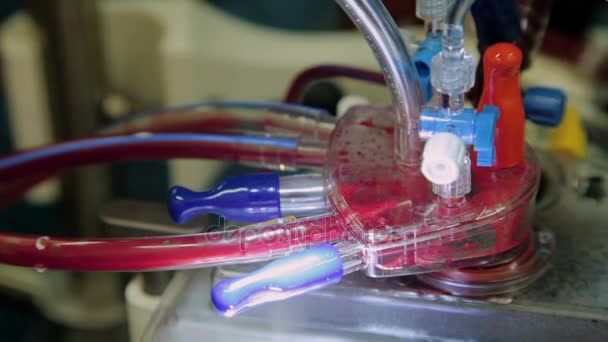 Γκρο πλαν, λειτουργεί το μηχάνημα καρδιάς - πνευμόνων με σωλήνες και πτερύγια που τρέχει το αίμα — Αρχείο Βίντεο