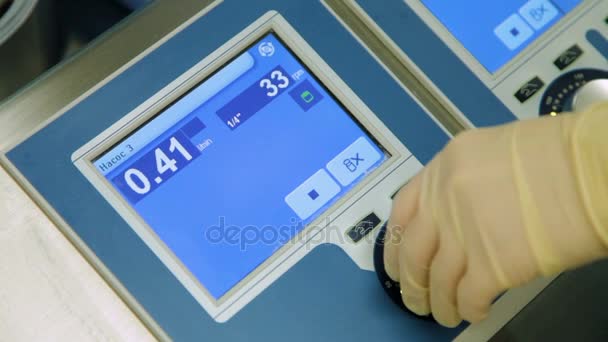 Perfusionist kontroll Hjärtalungen bearbetar med maskin i operationssalen. Närbild — Stockvideo