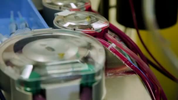 Primer plano operando la máquina corazón-pulmón con tubos y colgajos que recorren la sangre — Vídeo de stock
