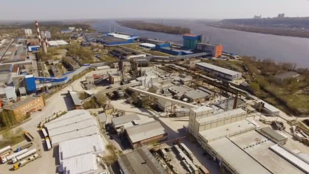 Vista aérea zona industrial con la planta, fábricas, almacenes, hangares en el río — Vídeo de stock