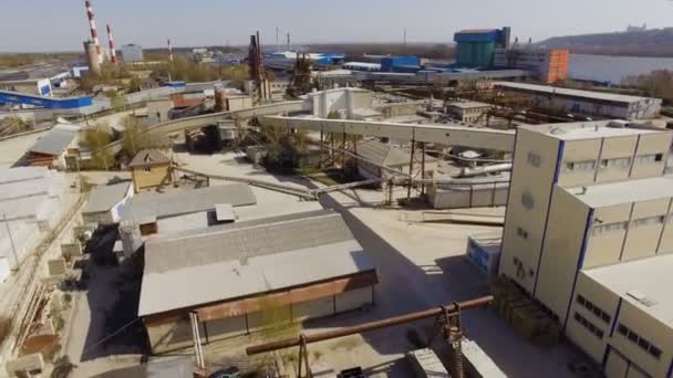 Vue aérienne de la zone industrielle avec des usines, des entrepôts, des hangars à la périphérie — Video