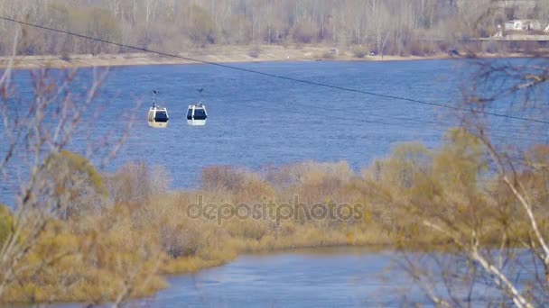 Le téléphérique de l'autre côté de la rivière avec son déplacement décroche à Nijni Novgorod — Video