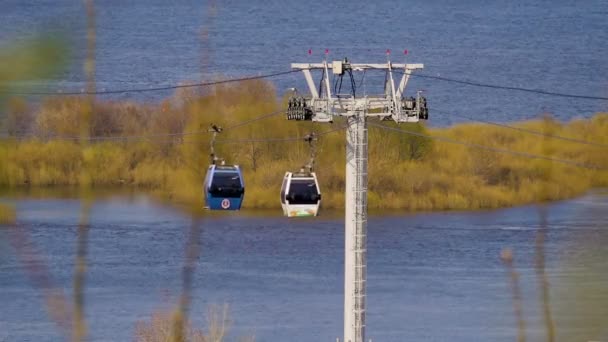 A kötélpálya-val mozgó ez a folyón standokon Nyizsnyij Novgorod — Stock videók