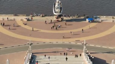 Zaman atlamalı waterfront insanlar ve arabalar