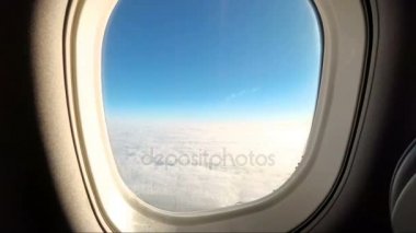 Güzel bulut manzarası ve pencereden uçağın kanadı