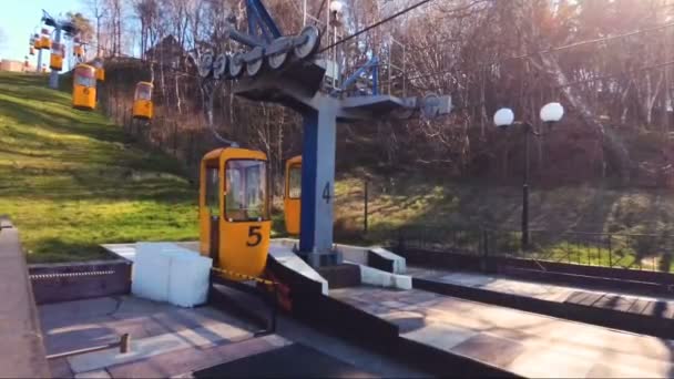 Un pequeño teleférico en la ladera con cabinas amarillas en blanco en Svetlogorsk, Rusia — Vídeo de stock