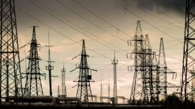 yüksek gerilim dikmesi ve güç hatları ile güzel manzara