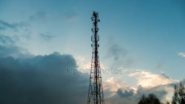 Antenne telecommunicatie toren op de achtergrond van de komende storm — Stockvideo