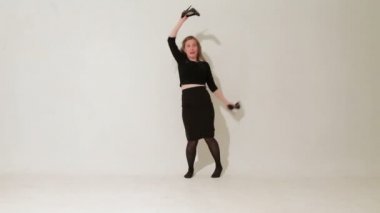 3 in 1. Siyah elbise ve dalga geçmeyi ve beyaz arka plan üzerinde eğleniyor ayakkabı genç güzel kız