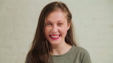 3 in 1. Genç güzel kız sevinir, eğleniyor ve dans