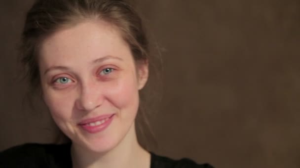 3 sur 1. Jeune belle fille montrant différentes émotions : joie, tristesse, pleurs — Video