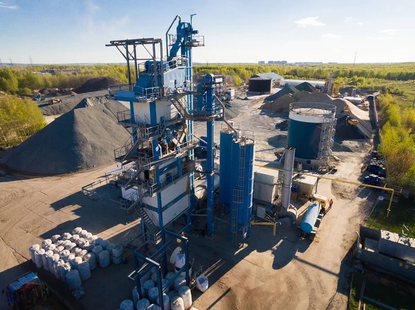 Asphalt-Beton-Anlage auf dem Feld zwischen den Wäldern. Luftbild — Stockfoto