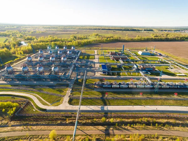 Tank sahası için toplu petrol ve benzin depolama demiryolu hattı yanında. Havadan görünümü
