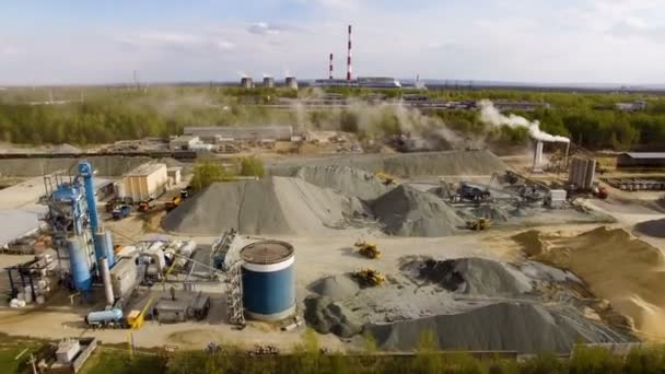 Planta asfalto-concreto no campo entre as florestas. vista aérea — Vídeo de Stock