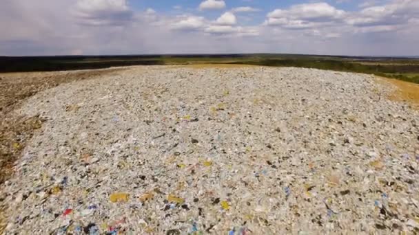 Une grande montagne d'ordures ménagères sur fond de ciel bleu avec des nuages — Video