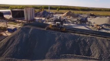 asfalt-beton bitki ekskavatör ve buldozerler çalışan ile. Havadan görünümü