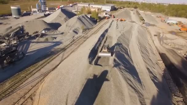 usine de béton bitumineux avec pelles et bulldozers en marche. vue aérienne 
