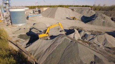 asfalt-beton bitki ekskavatör ve buldozerler çalışan ile. Havadan görünümü