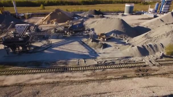 Usine de béton bitumineux avec pelles et bulldozers en marche. vue aérienne — Video