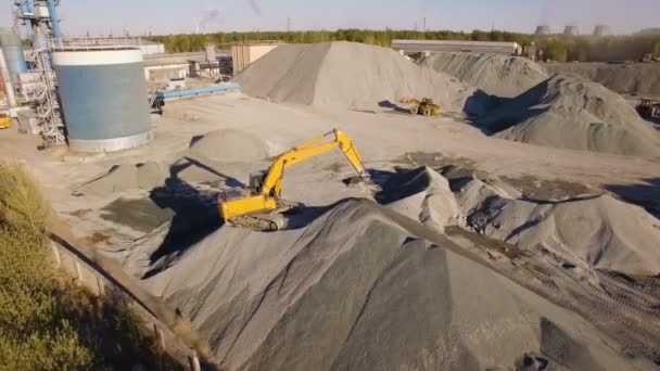 Asfaltbetong anläggning med rinnande grävmaskiner och bulldozrar. Flygfoto — Stockvideo