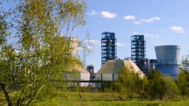 arka plan petrol rafinerisi üzerinde yeşil yaprakları ile şube. Sanayi ve çevrenin birlikte