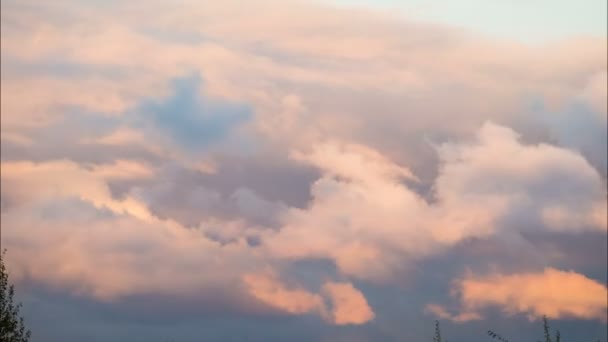 Bellissimo paesaggio nuvoloso con grandi nuvole e tramonto dietro i raggi del sole splendente — Video Stock