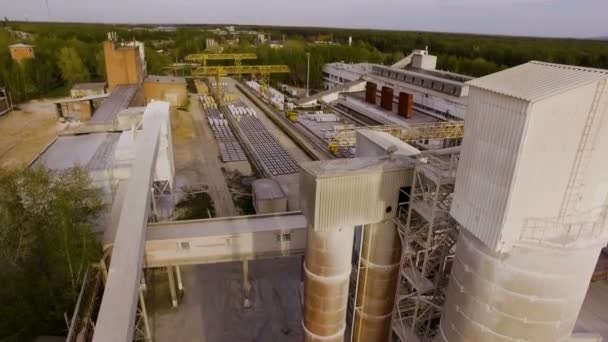 오래 된 아스팔트와 콘크리트 공장, 큰 금속 구조 공중 보기 — 비디오