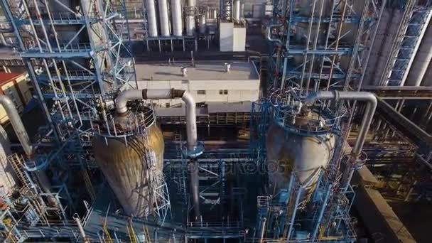 Deux énormes tours tuyaux de distillation et des réservoirs à la raffinerie. Vue aérienne — Video