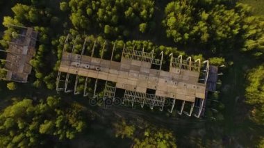 tamamlanmamış bir ağaçları ile büyümüş bina terk. kavramsal arka plan