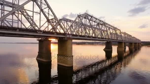 Schöne Luftaufnahme der Eisenbahnbrücke über die Wolga bei Sonnenuntergang — Stockvideo