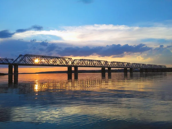 Beautiful aerial view of the railway bridge across the Volga river at sunset — Stock Photo, Image