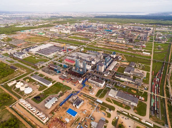 Büyük petrol rafinerisi boru ve damıtma ormanıyla çevrili yeşil alan kompleks ile. Havadan görünümü